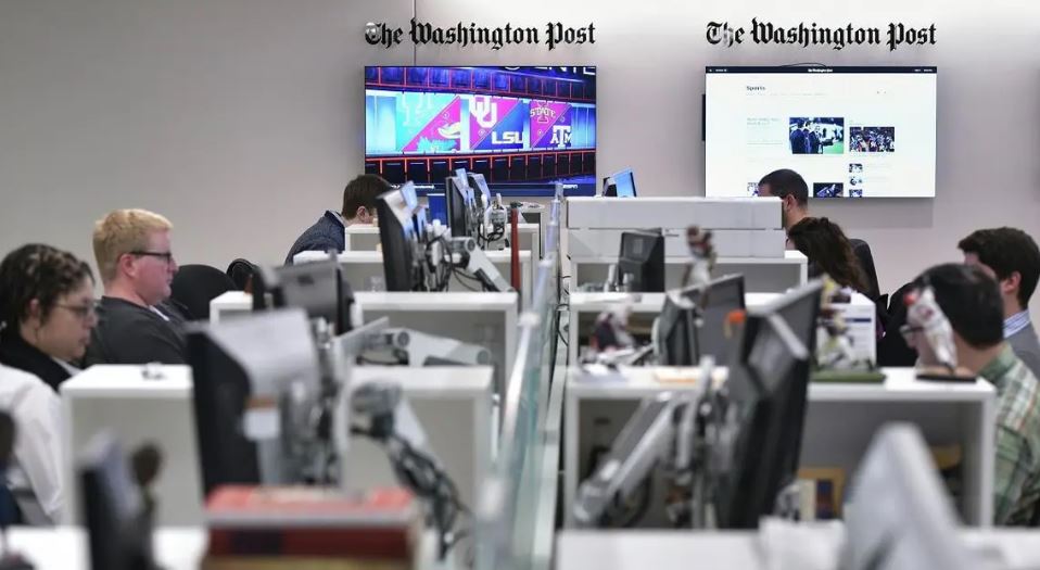 Các phóng viên làm việc tại tòa soạn báo Washington Post. Ảnh: AFP