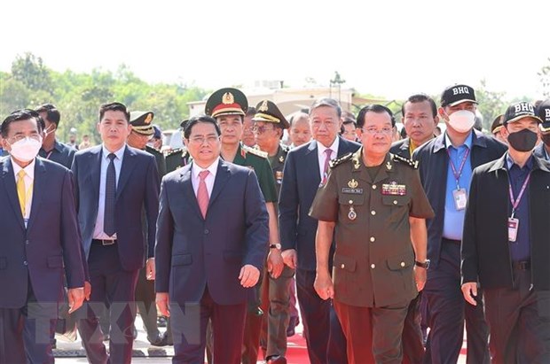 Thủ tướng Campuchia Samdech Techo Hun Sen đón Thủ tướng Phạm Minh Chính dự Lễ kỷ niệm 45 năm “Con đường tiến tới đánh đổ chế độ diệt chủng Pol Pot”. (Ảnh: Dương Giang/TTXVN)