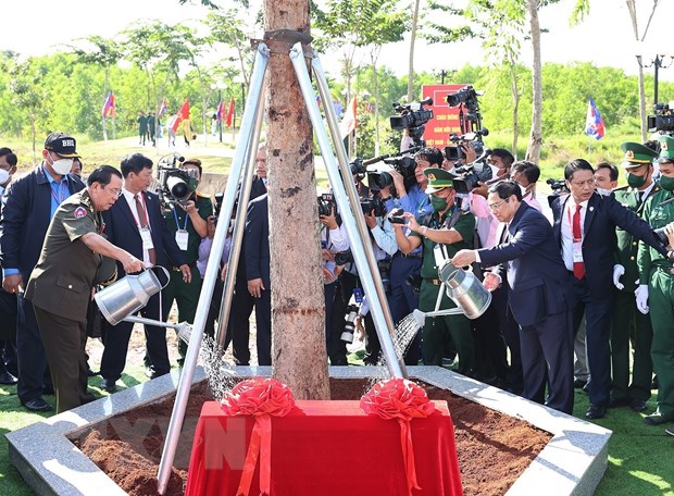 Thủ tướng Phạm Minh Chính và Thủ tướng Campuchia Samdech Techo Hun Sen trồng cây hữu nghị tại khu vực X16. (Ảnh: Dương Giang/TTXVN)