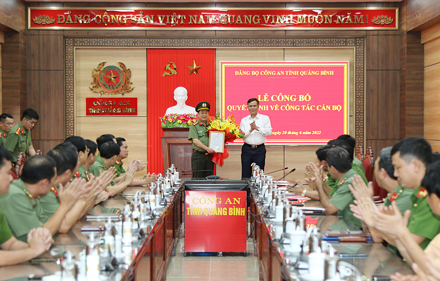 Đồng chí Trần Thắng, Phó Bí thư Tỉnh ủy, Chủ tịch UBND tỉnh trao quyết định và tặng hoa chúc mừng đồng chí đại tá Nguyễn Hữu Hợp
