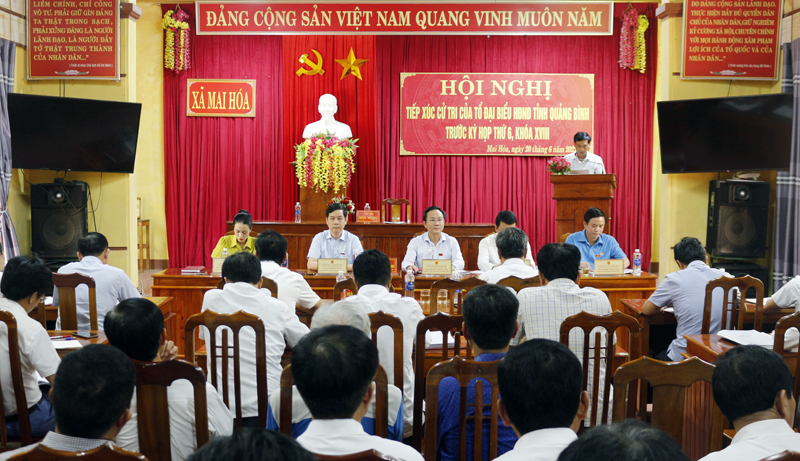 Các đại biểu HĐND tỉnh tiếp xúc cử tri huyện Tuyên Hóa.