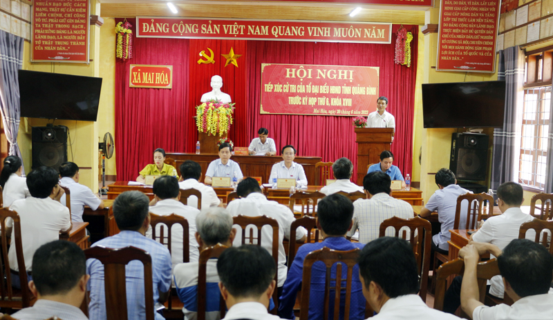 Đồng chí Bí thư Huyện ủy Tuyên Hóa Nguyễn Hoài Nam tiếp thu ý kiến, kiến nghị của cử tri trên địa bàn.