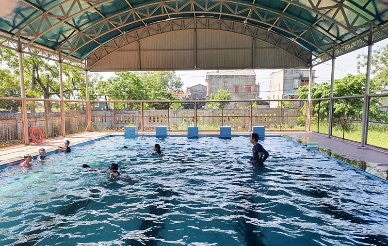 Lớp học bơi tại Trường tiểu học Lộc Thủy.