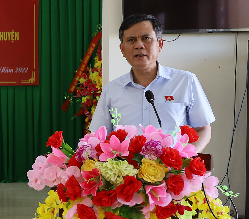 Đồng chí Chủ tịch UBND tỉnh Trần Thắng tiếp thu, trao đổi các ý kiến của cử tri huyện Bố Trạch.
