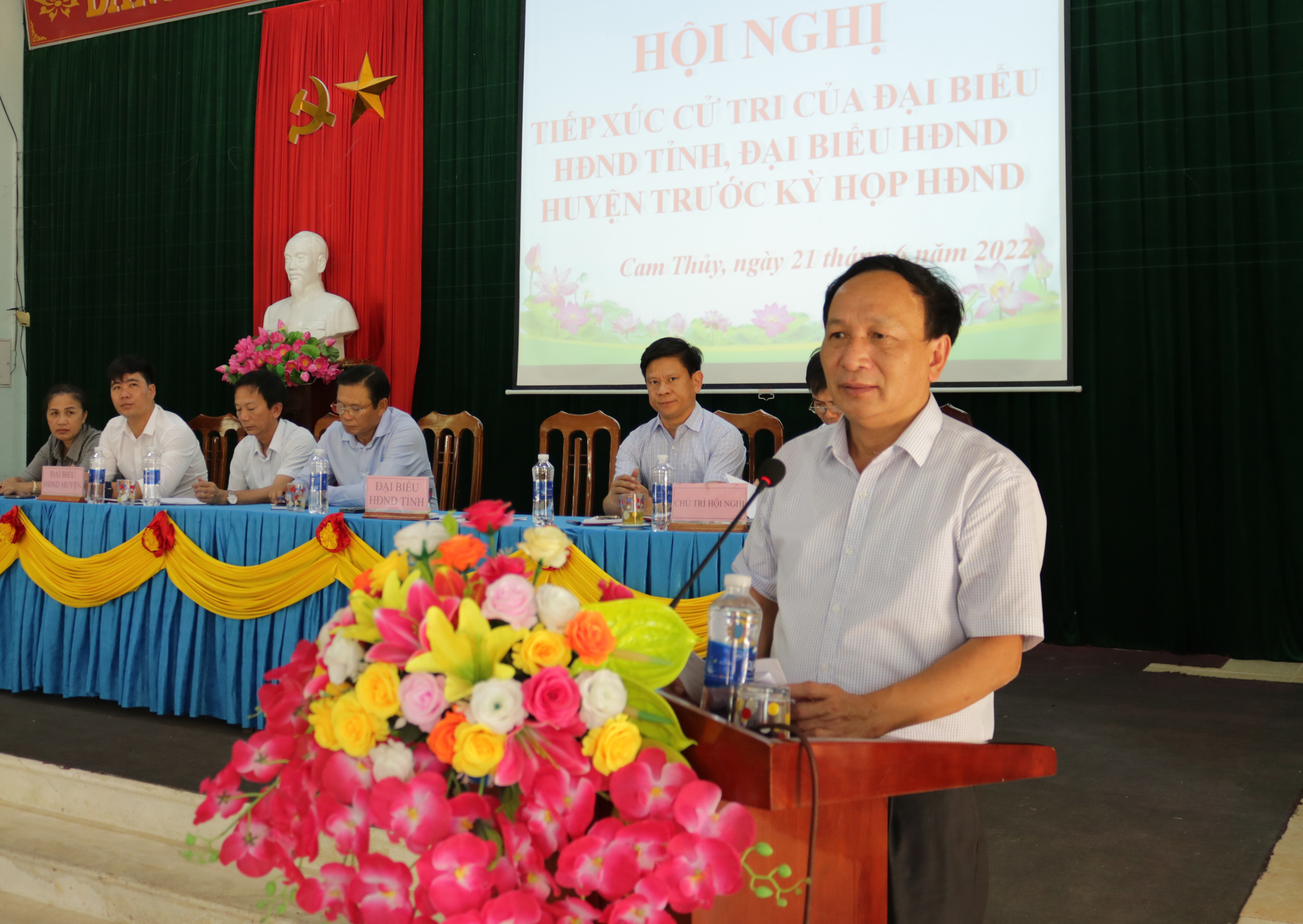 Đồng chí Trần Hải Châu, Phó Bí thư Thường trực Tỉnh ủy, Chủ tịch HĐND tỉnh tiếp thu và trả lời ý kiến cử tri huyện Lệ Thủy.