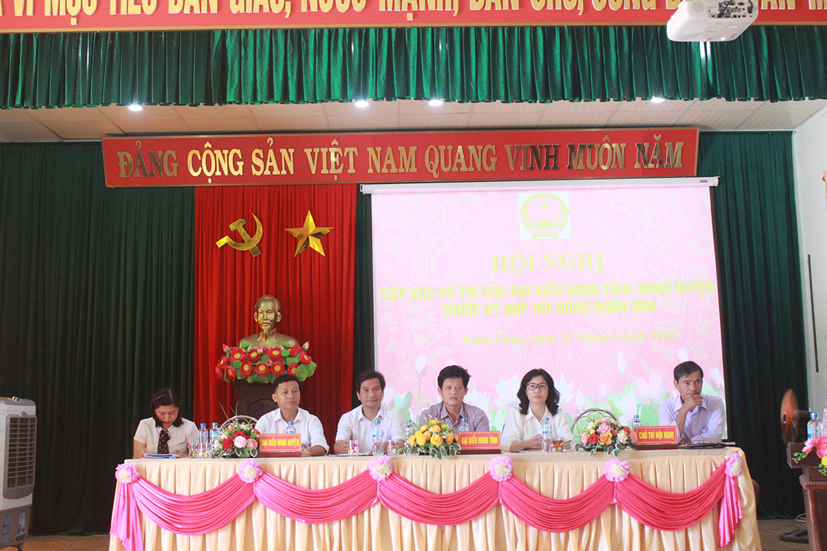 Các đại biểu HĐND tỉnh đang tiếp xúc với cử tri tại xã Xuân Thủy