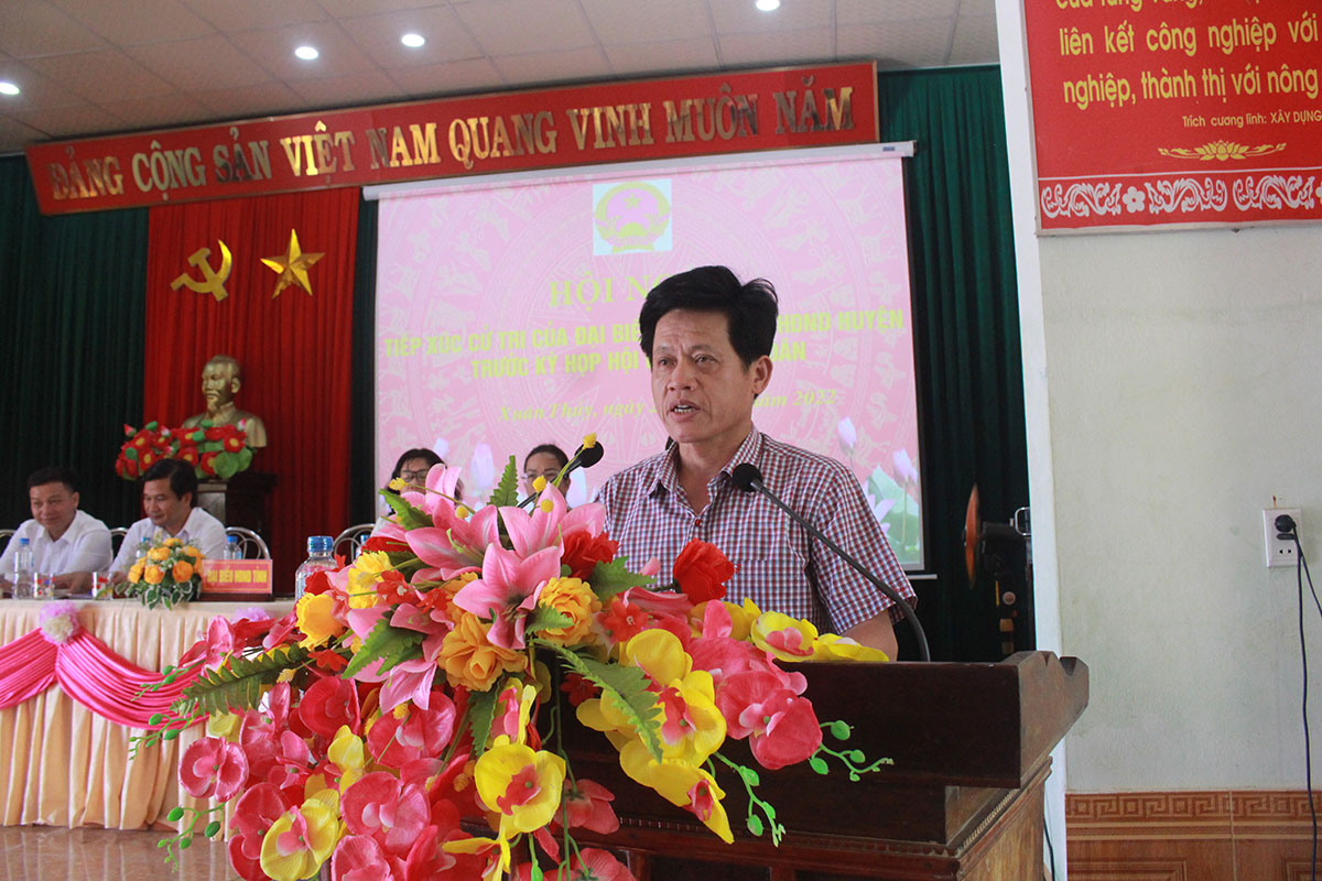 Đồng chí Lê Văn Bảo, Ủy viên Ban Thường vụ, Trưởng ban Dân vận Tỉnh ủy tiếp thu ý kiến của cử tri