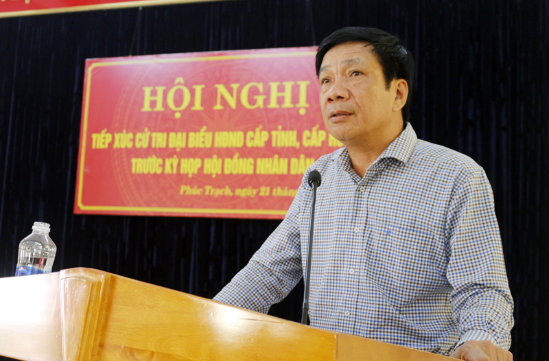 Đồng chí Phó Chủ tịch Thường trực HĐND tỉnh Nguyễn Công Huấn tiếp thu ý kiến, kiến nghị của cử tri trên địa bàn.