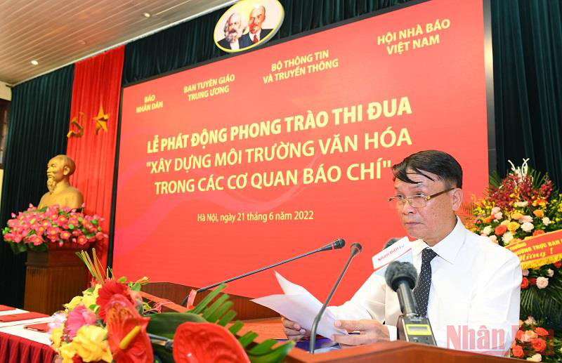 Đồng chí Nguyễn Đức Lợi, Phó Chủ tịch Thường trực Hội Nhà báo Việt Nam phát biểu tại buổi lễ.