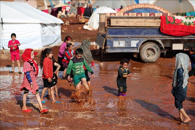 Trẻ em tại một trại tị nạn ở tỉnh Idlib, Syria ngày 17/12/2020. Ảnh: AFP/TTXVN