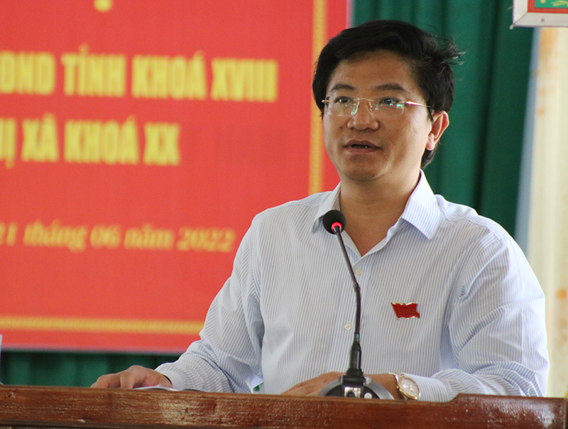Đồng chí Trương An Ninh, Ủy viên Ban thường vụ Tỉnh ủy, Bí thư Thị ủy Ba Đồn tiếp thu ý kiến của các cử tri