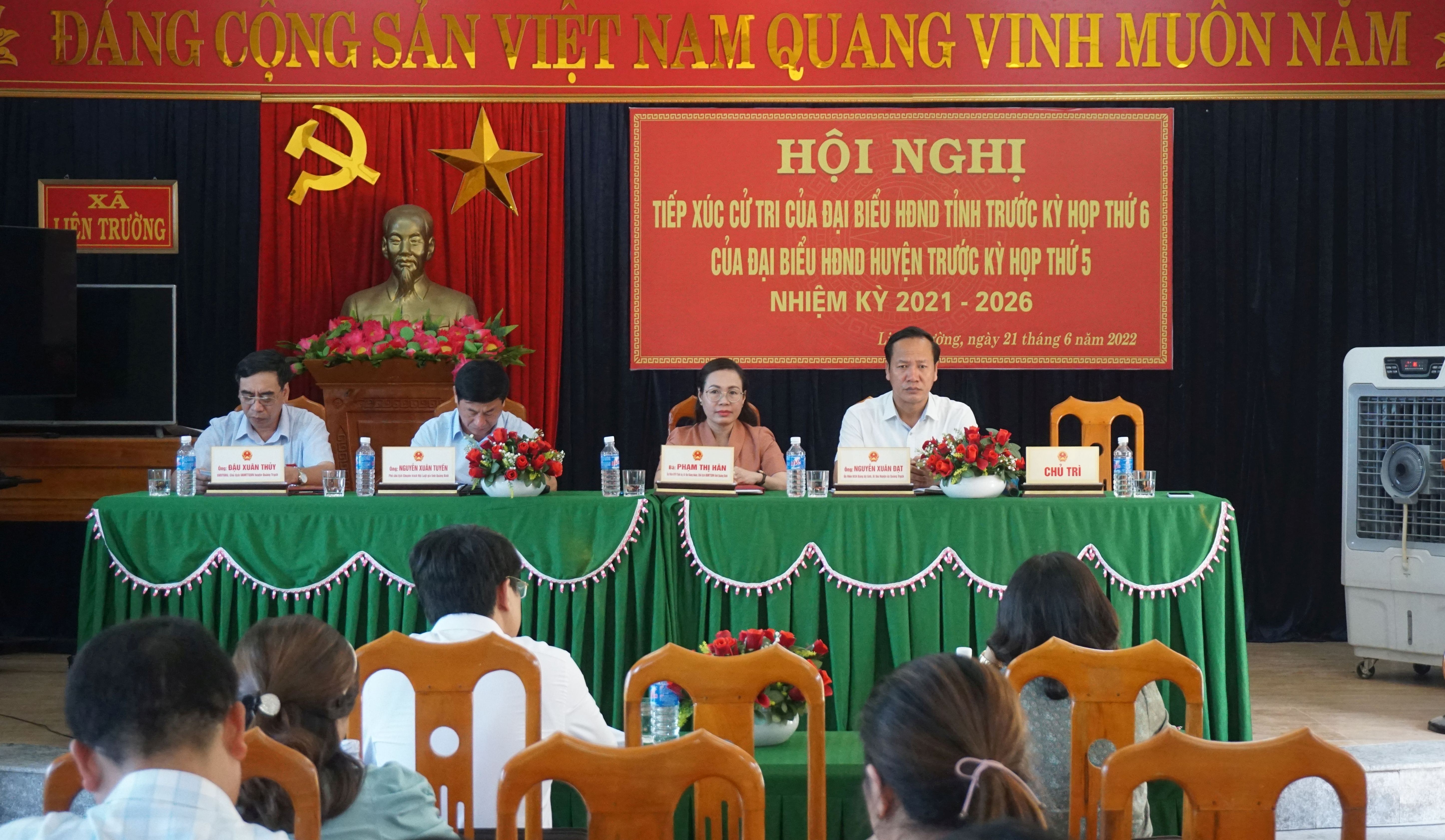 Tổ đại biểu HĐND tỉnh tiếp xúc với cử tri các xã phía Nam huyện Quảng Trạch tại trụ sở UBND xã Liên Trường.