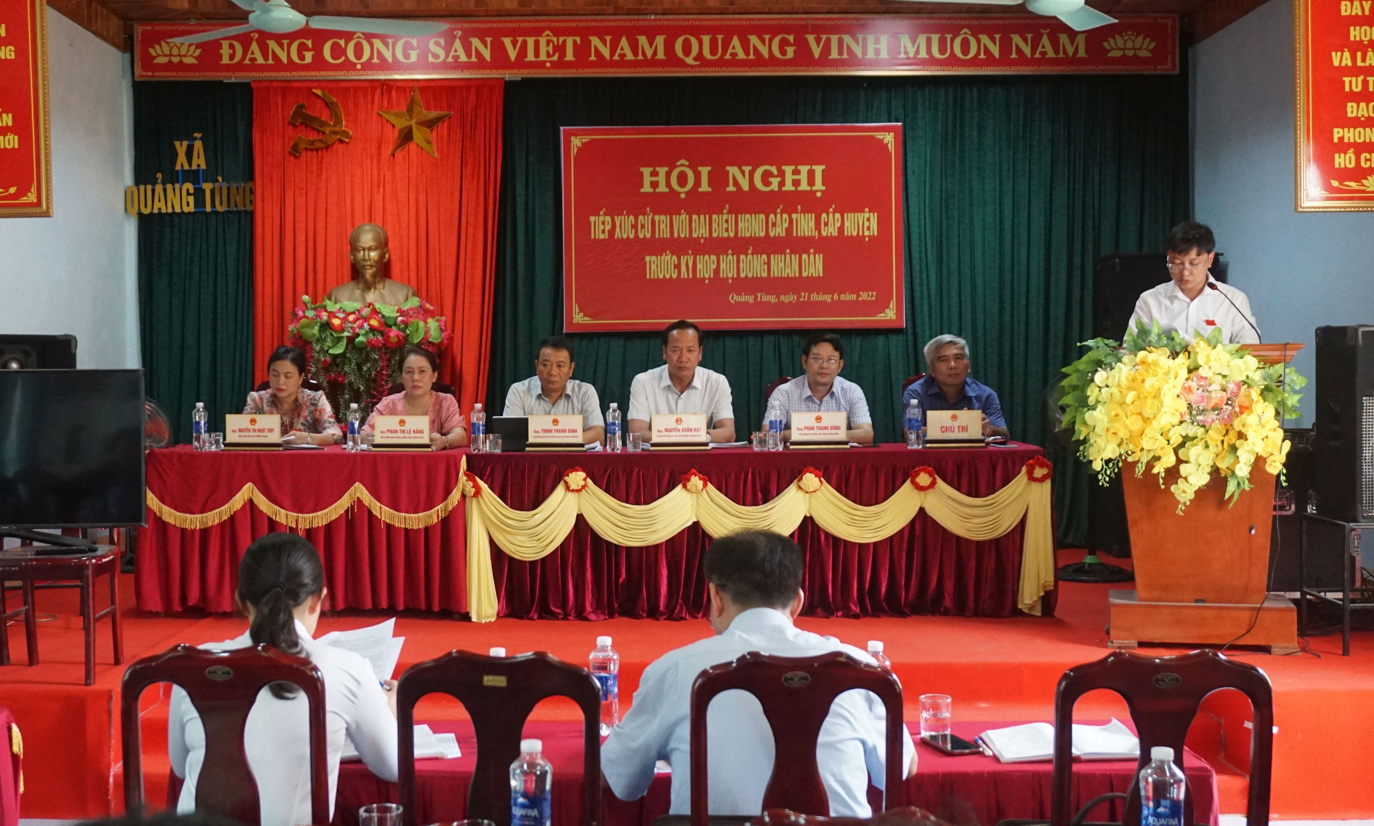 Tổ đại biểu HĐND tỉnh tiếp xúc với cử tri các xã phía Bắc huyện Quảng Trạch tại trụ sở UBND xã Quảng Tùng.
