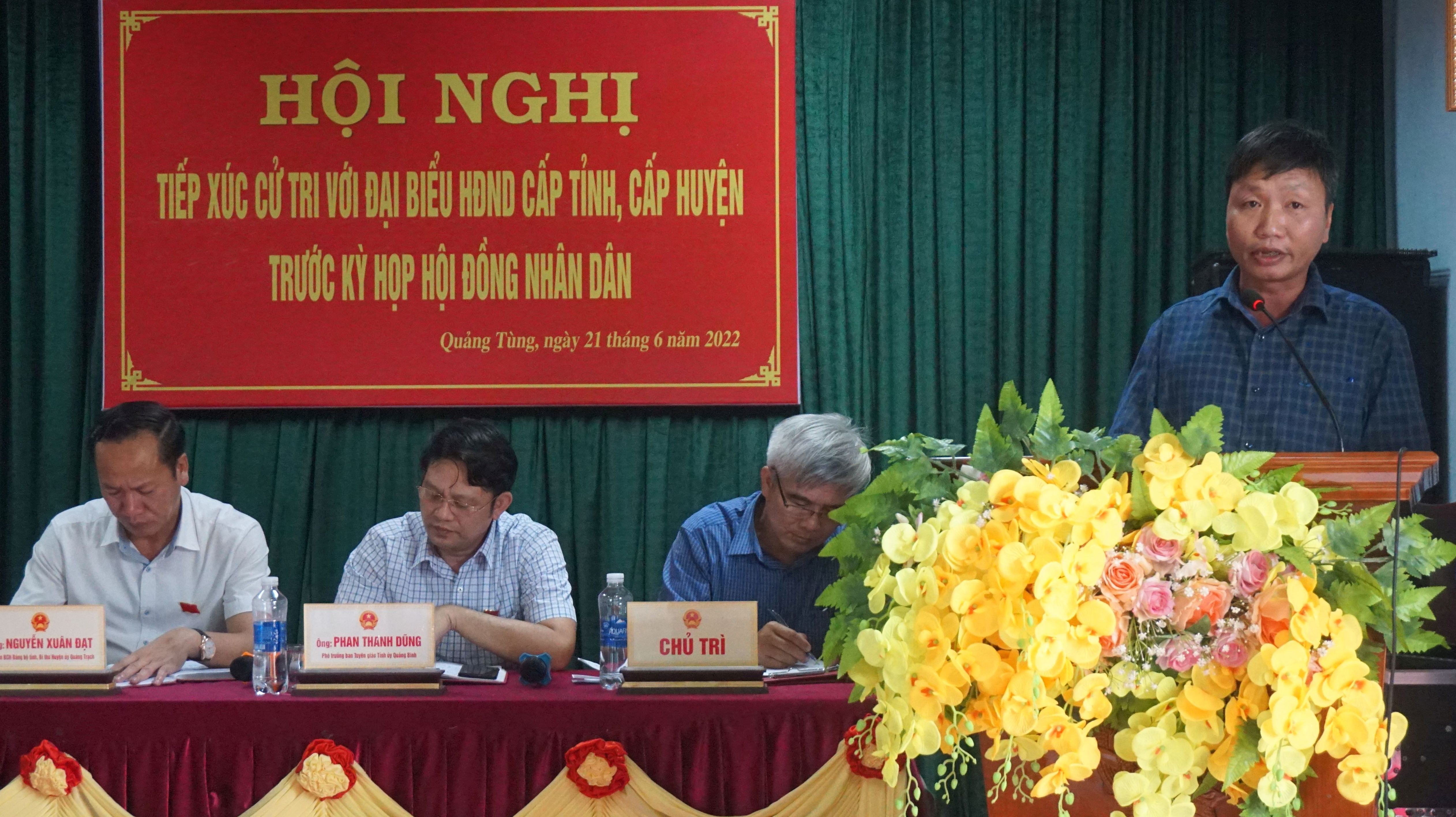: Cử tri huyện Quảng Trạch phát biểu, kiến nghị các vấn đề với tổ đại biểu HĐND tỉnh.