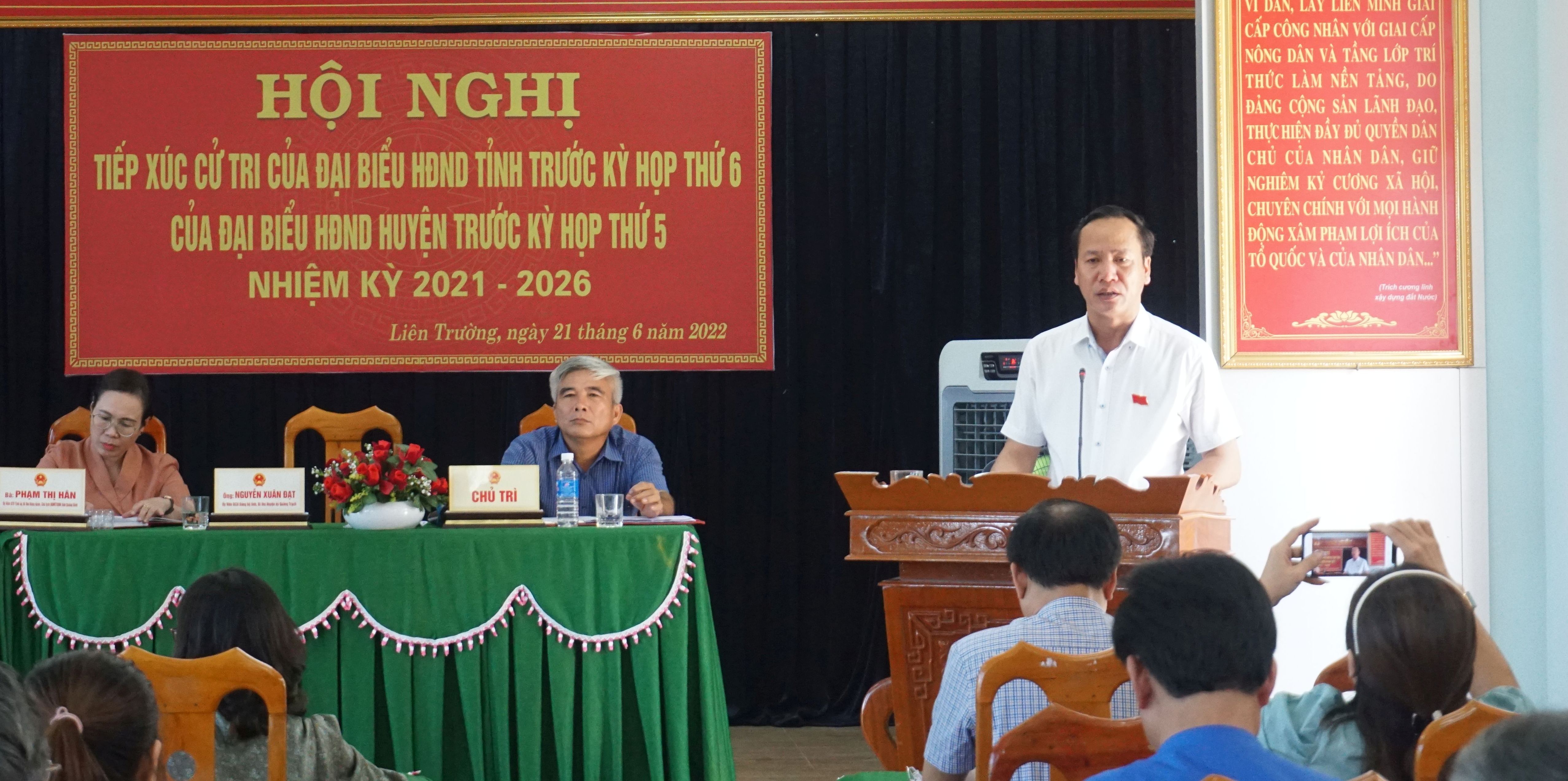 : Đại biểu Nguyễn Xuân Đạt, Tỉnh ủy viên, Bí thư Huyện ủy Quảng Trạch trả lời, giải trình một số kiến nghị của cử tri. 