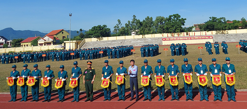 Chủ tịch UBND TP. Đồng Hới Hoàng Ngọc Đan trao cờ lưu niệm cho các đội tham gai hội thao.