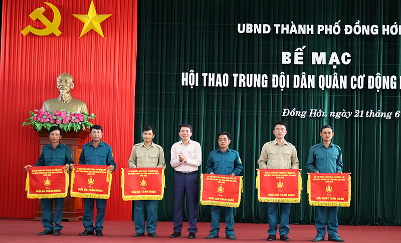 Đồng chí Hoàng Ngọc Đan, Chủ tịch UBND TP. Đồng Hới trao thưởng cho các đơn vị đạt giải.