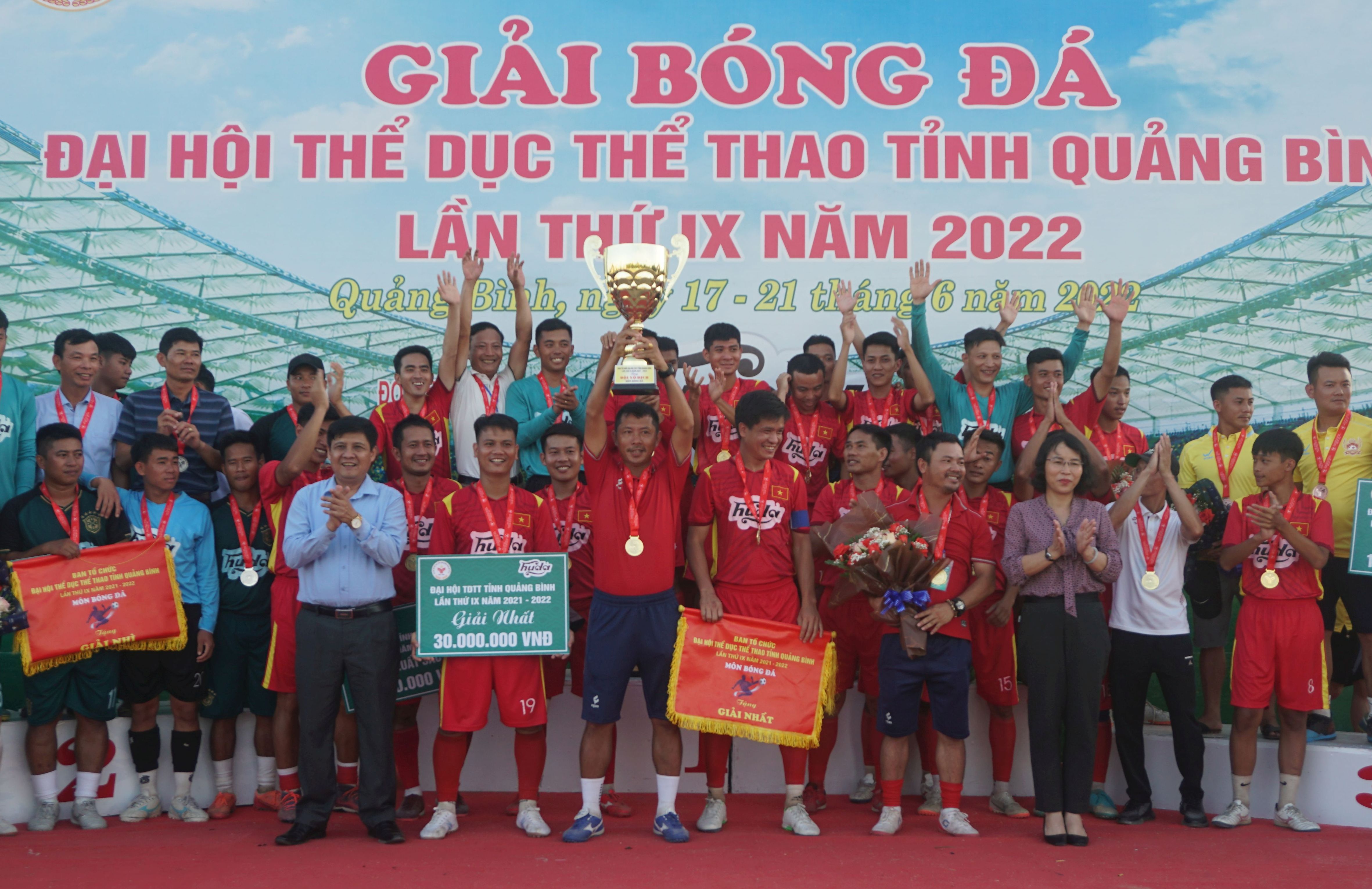 Ban tổ chức trao cúp vô địch và huy chương vàng cho đội bóng Bố Trạch.