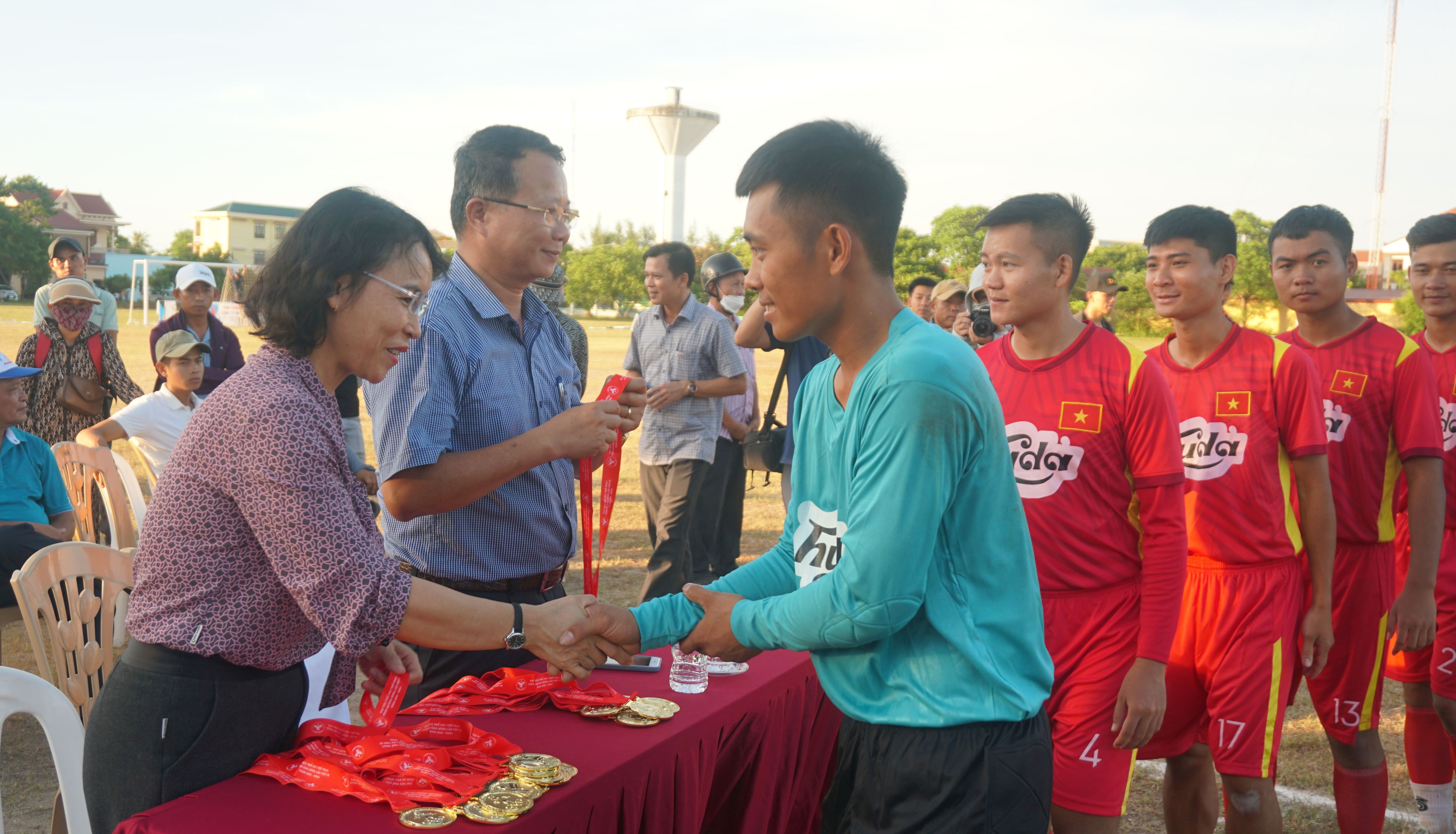 Ban tổ chức trao huy chương cho các đội bóng.