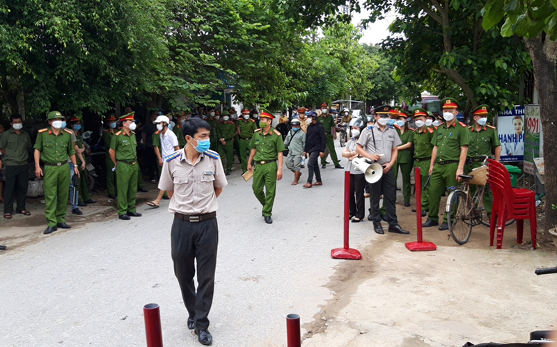 Các lực lượng chức năng phối hợp tiến hành cưỡng chế để giao tài sản cho người cho người mua trúng đấu giá trong vụ Nguyễn Hoài Nam (Nguyễn Thị Luyền).