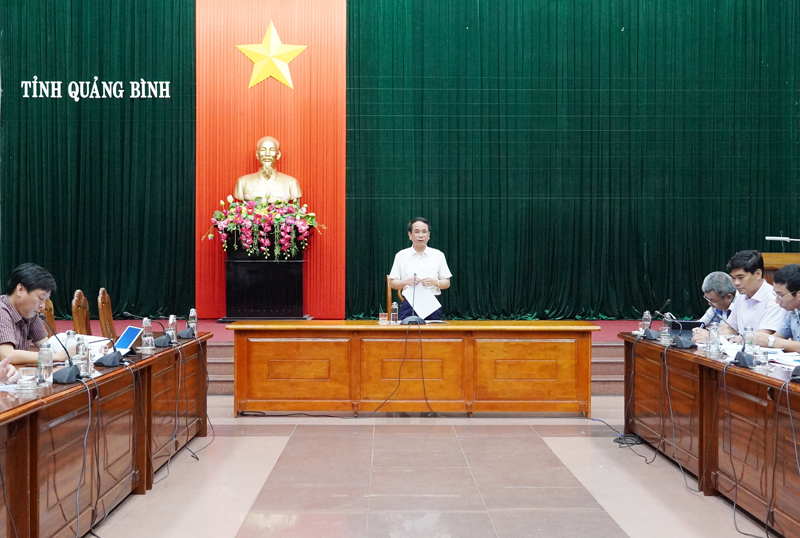 Đồng chí Phó Chủ tịch UBND tỉnh Phan Mạnh Hùng đặt vấn đề tại cuộc họp.