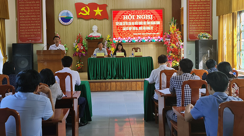 Đồng chí Phó Chủ tịch Ủy ban MTTQVN tỉnh Trần Quang Minh tiếp thu, trao đổi về các kiến nghị của cử tri huyện Quảng Ninh.
