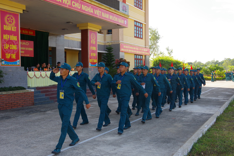 Trung đội dân quân cơ động thực hành phần thi duyệt đội ngũ.