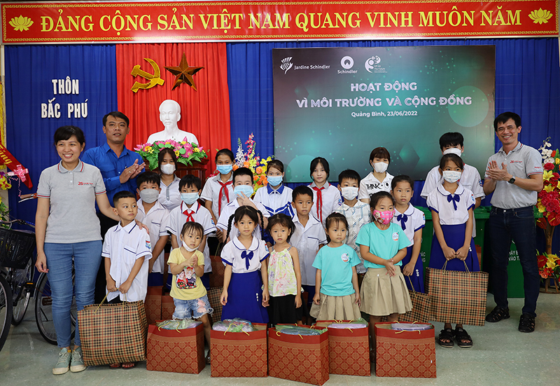 Đại diện lãnh đạo Đoàn Khối CCQ tỉnh và Công ty TNHH Schindler Việt Nam trao quà cho các học sinh có hoàn cảnh khó khăn của xã Quang Phú (TP. Đồng Hới).