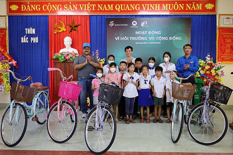 Đại diện lãnh đạo Đoàn Khối CCQ tỉnh và Công ty TNHH Schindler Việt Nam trao xe đạp cho các học sinh có hoàn cảnh khó khăn của xã Quang Phú (TP. Đồng Hới).