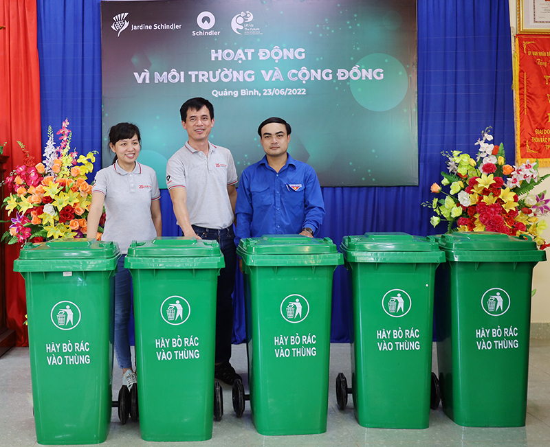 Đại diện lãnh đạo Công ty TNHH Schindler Việt Nam trao thùng đựng rác cho đại diện Đoàn xã Quang Phú (TP. Đồng Hới).