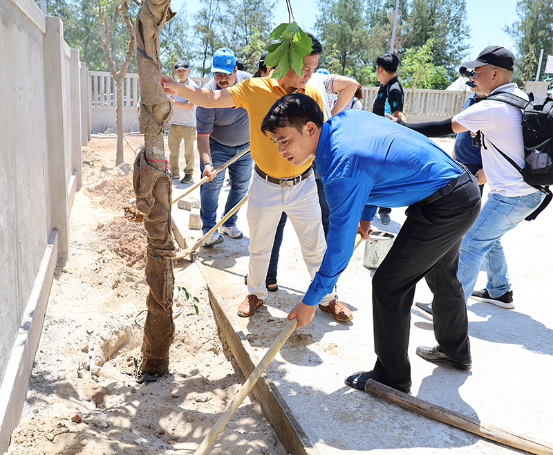 Lãnh đạo và lực lượng đoàn viên các đơn vị tham gia trồng cây xanh trong khuôn viên Nhà văn hóa thôn Bắc Phú (xã Quang Phú, TP. Đồng Hới).