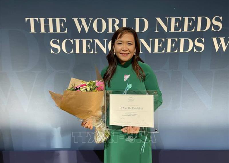 Tiến sĩ Hồ Thị Thanh Vân nhận giải thưởng Nhà khoa học nữ trẻ tài năng thế giới 2022. (Ảnh: TTXVN phát)