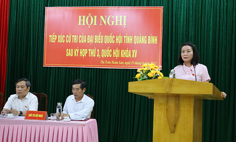 Đồng chí Nguyễn Minh Tâm, Phó Trưởng đoàn chuyên trách Đoàn ĐBQH tỉnh báo cáo một số kết quả cơ bản, nổi bật của Kỳ họp thứ 3, Quốc hội khóa XV.