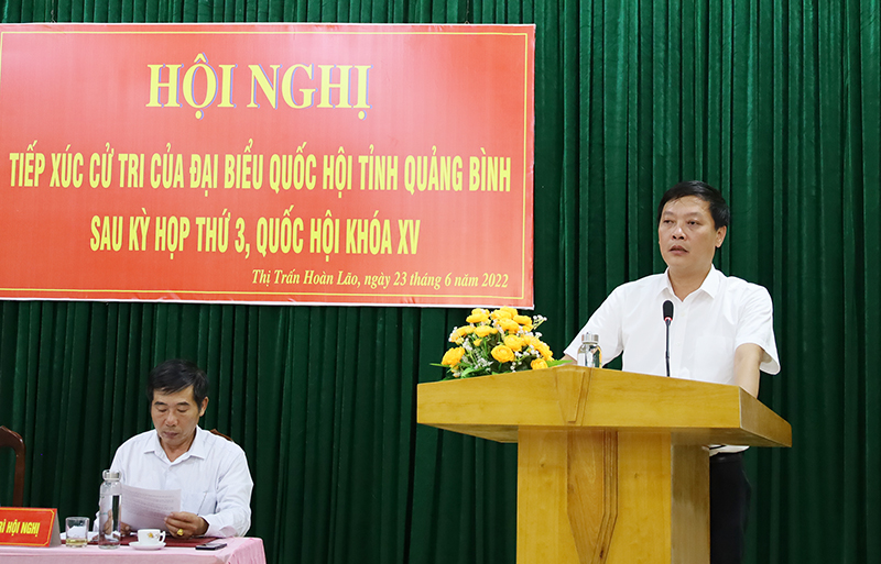 Đồng chí Chủ tịch UBND huyện Bố Trạch Nguyễn Ngọc Tuấn giải trình một số ý kiến của cử tri.