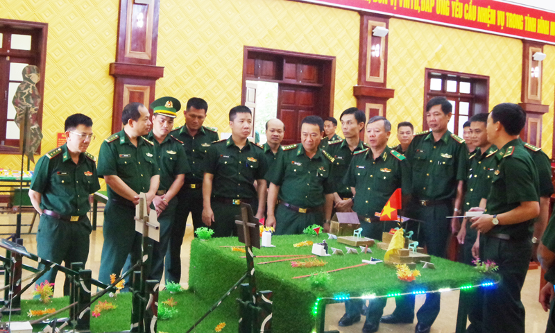 Đồng chí Thiếu tướng Nguyễn Đức Mạnh cùng các đại biểu tham quan mô hình, đạo cụ phục vụ công tác huấn luyện của BĐBP Quảng Bình.