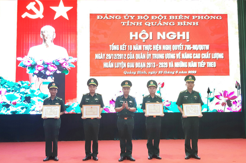 Đồng chí Đại tá Trịnh Thanh Bình, Chỉ huy trưởng BĐBP Quảng Bình trao thưởng cho các tập thể đạt thành tích cao trong triển khai công tác huấn luyện.