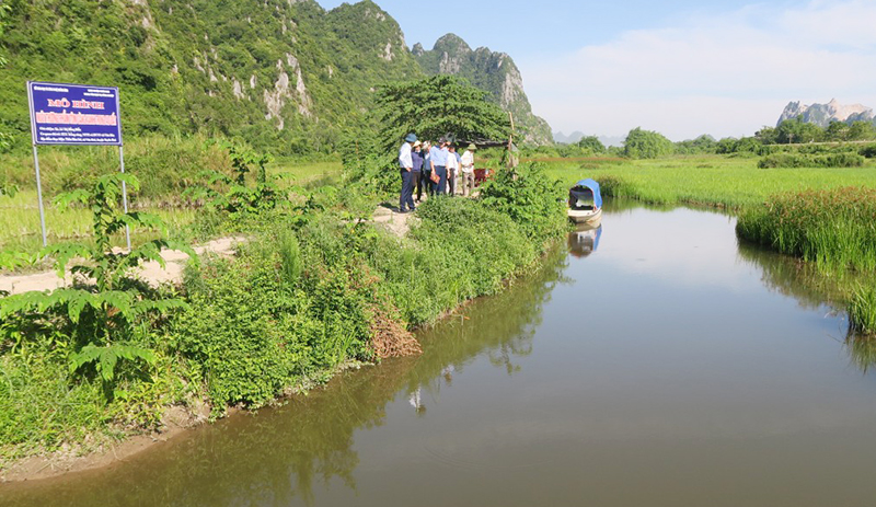 Mô hình nuôi thương phẩm tôm càng xanh trong ao đất tại huyện Tuyên Hóa.