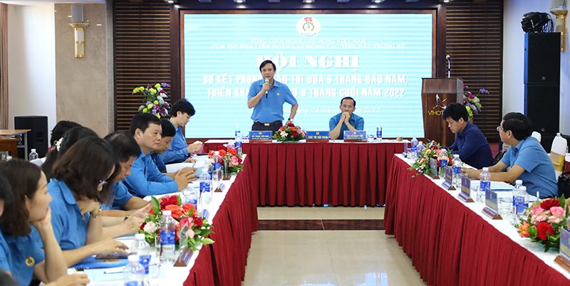 Lãnh đạo LĐLĐ tỉnh Quảng Bình điều hành hội nghị.