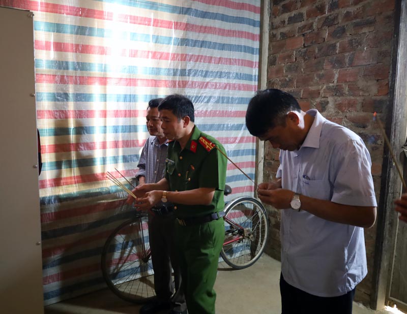 Đoàn ĐBQH tỉnh, Ủy ban MTTQVN tỉnh và lãnh đạo huyện Minh Hóa đến thăm hỏi, động viên, chia buồn và trao tiền hỗ trợ đối với trường hợp hộ gia đình ông Cao Đức Vinh, trú tại thôn 2 Kim Bảng, xã Minh Hoá. 