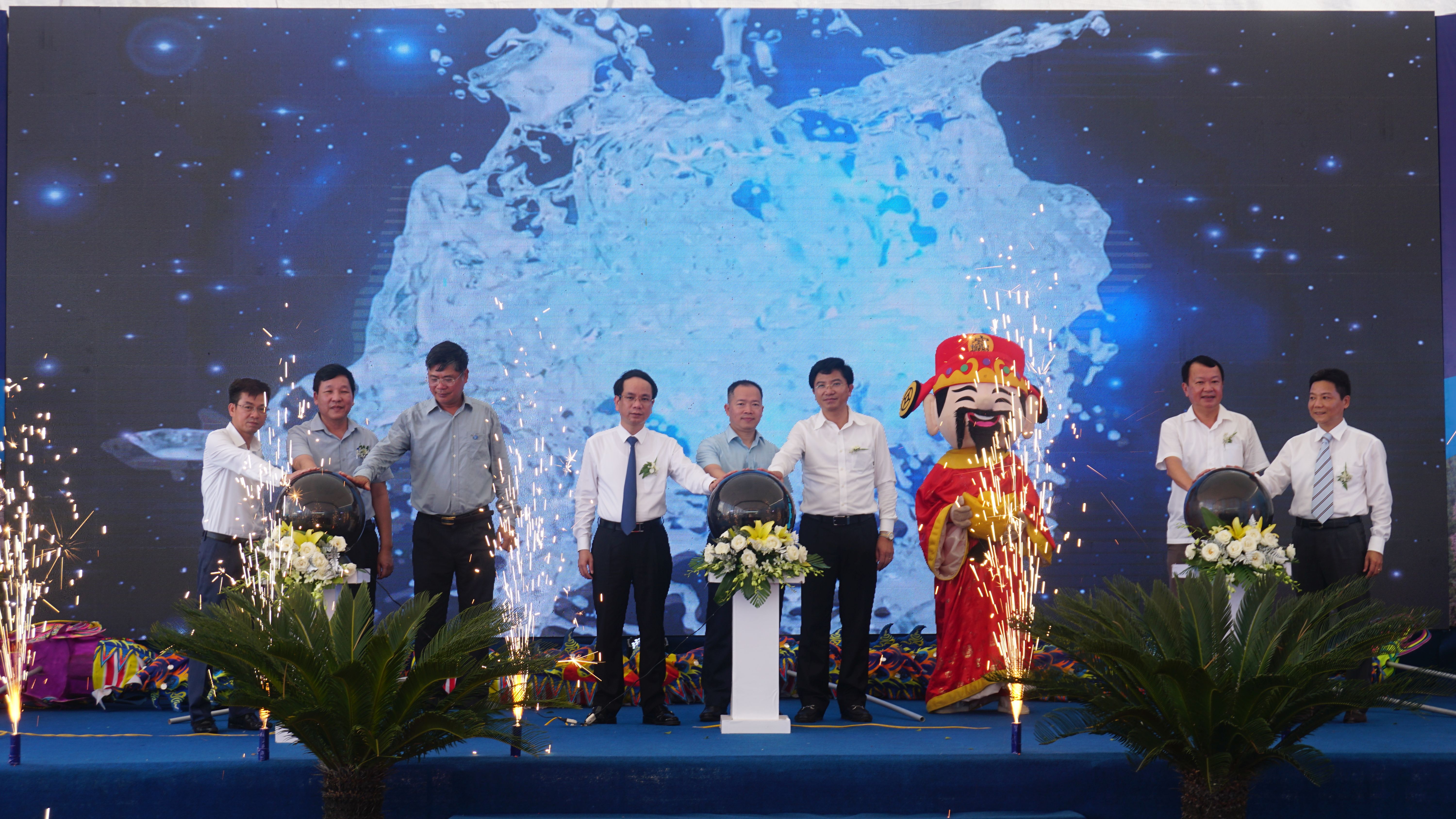 Các đại biểu nhấn nút khánh thành Nhà máy nước sạch Quảng Châu.