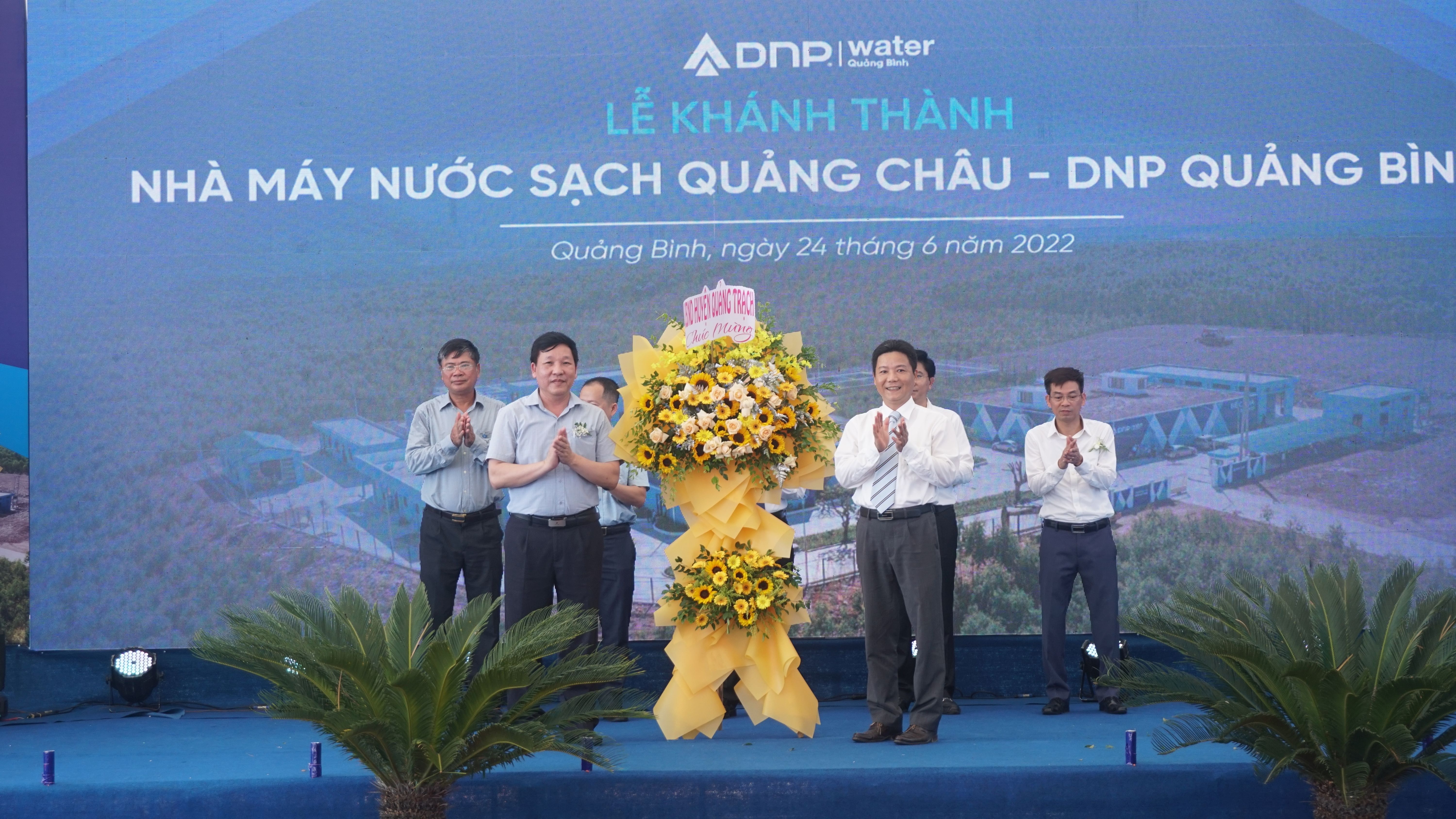 Lãnh đạo huyện Quảng Trạch tặng hoa chúc mừng nhà máy.