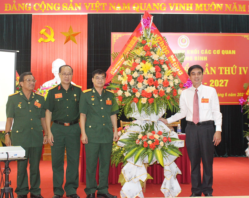 Lãnh đạo Đảng ủy Khối các cơ quan tỉnh tặng hoa chúc mừng đại hội.
