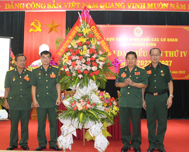 Lãnh đạo Hội Cựu chiến binh tỉnh tặng hoa chúc mừng đại hội.