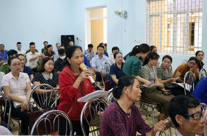 Cử tri huyện Tuyên Hóa đề xuất, kiến nghị với Đoàn ĐBQH tỉnh tại buổi tiếp xúc.
