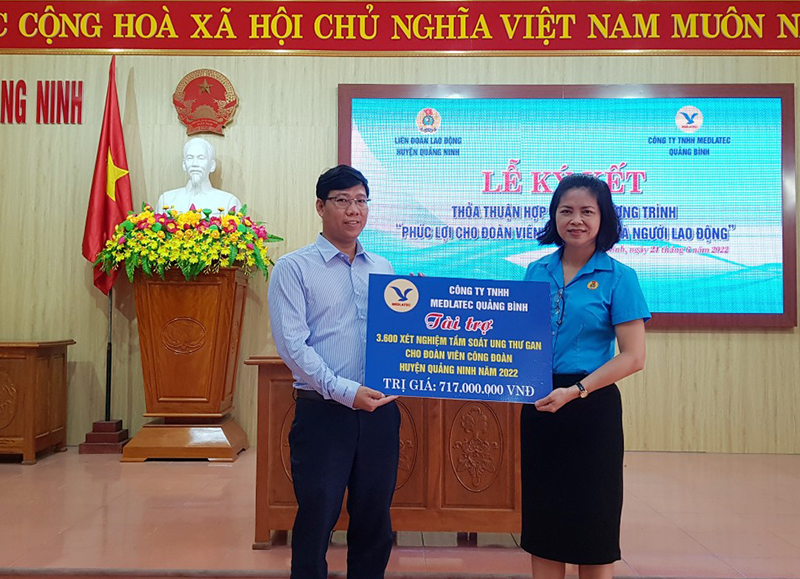 Công ty TNHH MEDLATEC Quảng Bình trao tặng 3.600 mẫu xét nghiệm tầm soát ung thư gan cho LĐLĐ huyện Quảng Ninh.