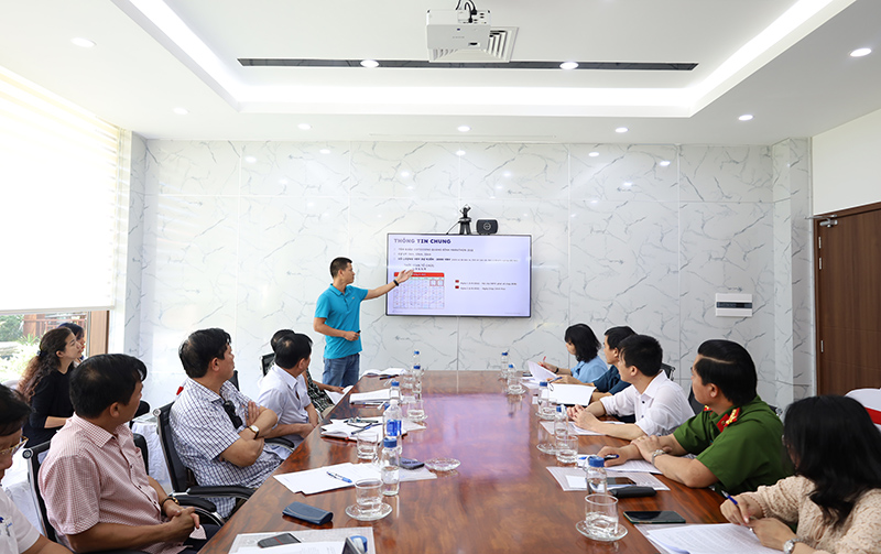 Đại diện ban tổ chức giới thiệu về giải Coteccons Quảng Bình Marathon 2022. 
