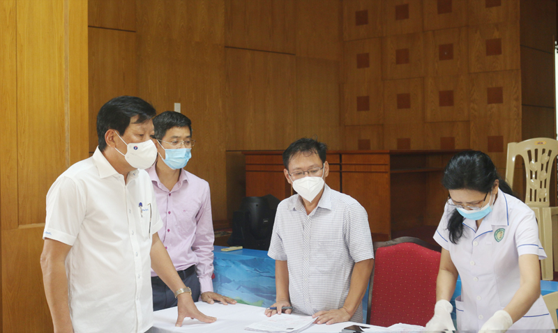 Đại diện lãnh đạo Sở Y tế kiểm tra, giám sát tiêm vắc xin phòng Covid-19 mũi 4 tại điểm tiêm Bệnh viện Việt Nam-Cuba Đồng Hới .