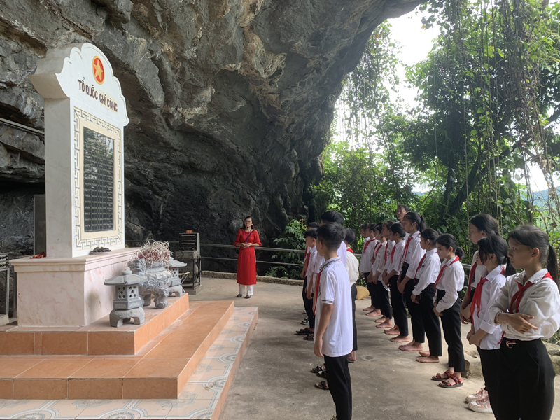 Nhiều trường học trên địa bàn xã Thanh Hóa (Tuyên Hóa) tổ chức cho học sinh đến tham quan tại Di tích lịch sử cấp quốc gia hang Lèn Hà.