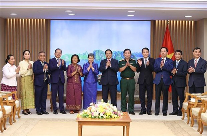Thủ tướng Phạm Minh Chính và Phó Thủ tướng Campuchia Men Sam An cùng thành viên đoàn hai nước. (Ảnh: Dương Giang/TTXVN)