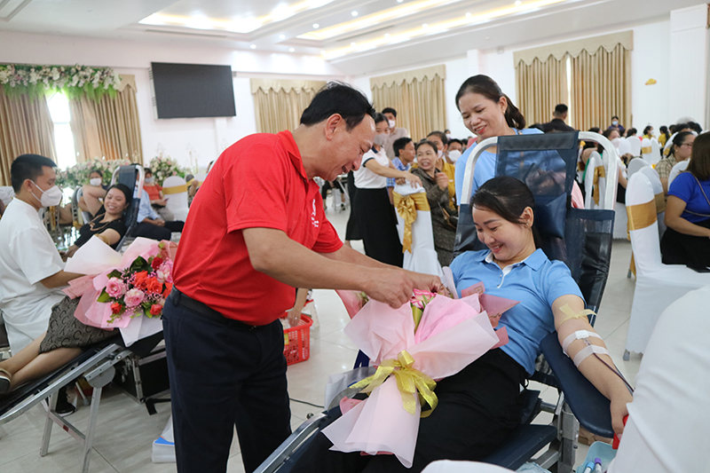 Đồng chí Trần Hải Châu, Phó Bí thư Thường trực Tỉnh ủy, Chủ tịch HĐND tỉnh tặng hoa và quà cho các tình nguyện viên hiến máu tình nguyện tại chương trình